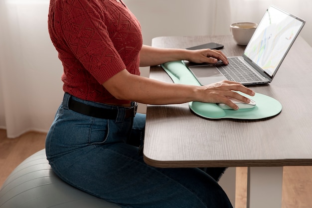 Poste de travail avec chaise et ecran regles a la bonne hauteur